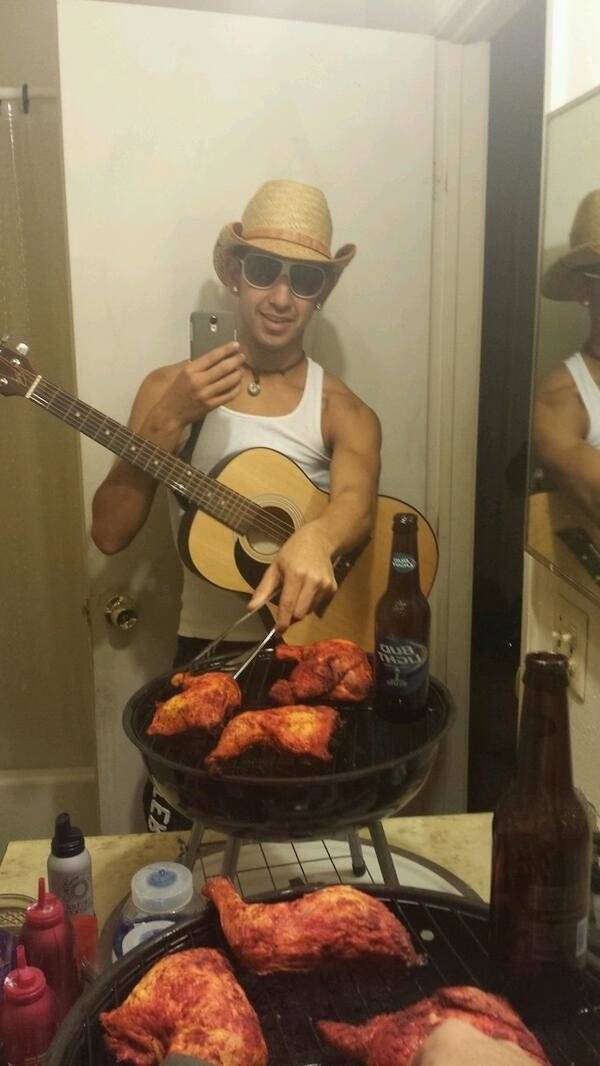 11 Pose absurd saat selfie ini bikin gagal paham