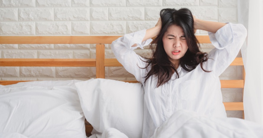 Sering bangun tengah malam lalu susah tidur lagi? Ini penyebabnya