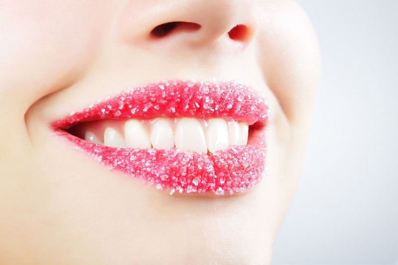 Tak perlu sulam, gunakan 10 bahan alami untuk mencerahkan bibir