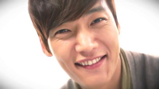 13 Seleb ganteng Korea ini berlesung pipit, senyumnya bikin meleleh