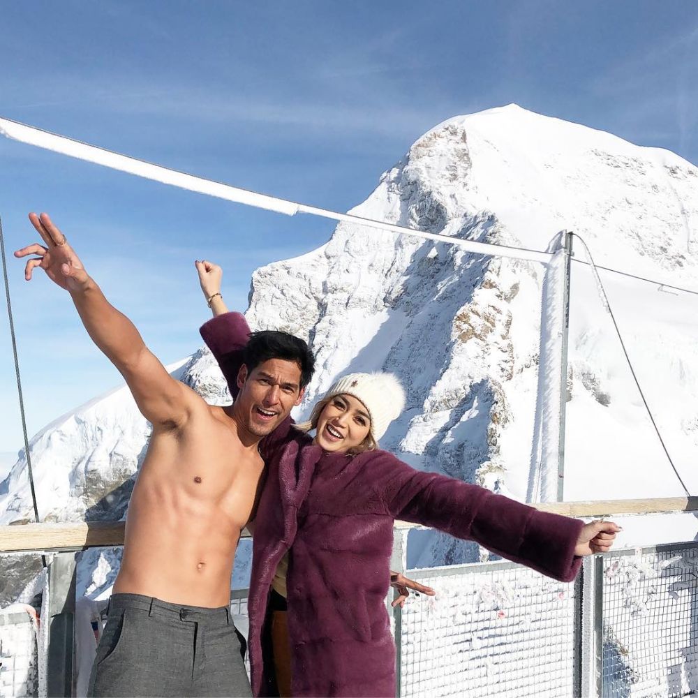 Ini momen romantis 7 pasangan seleb menikmati salju di Swiss