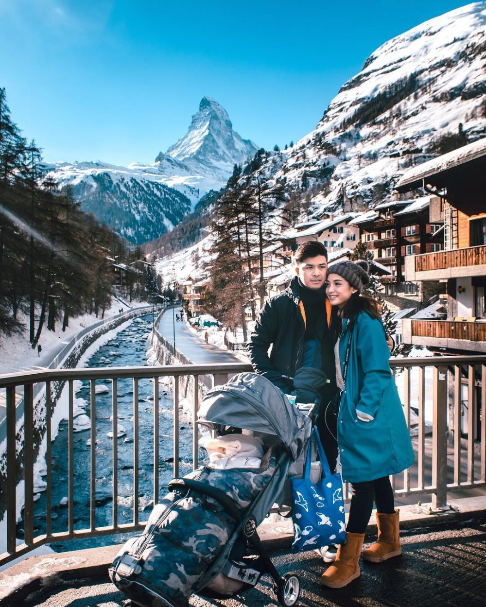 Ini momen romantis 7 pasangan seleb menikmati salju di Swiss