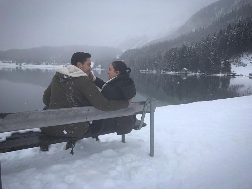 Ini momen romantis 7 pasangan seleb menikmati salju di Swiss