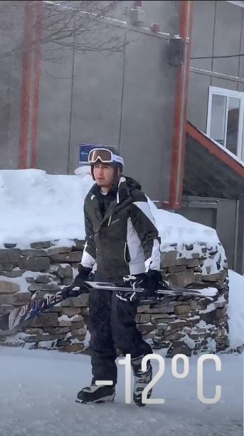 7 Gaya suami Kartika Putri ini stylish abis, beda dari biasanya