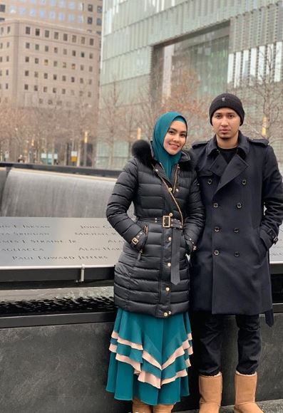 7 Gaya suami Kartika Putri ini stylish abis, beda dari biasanya