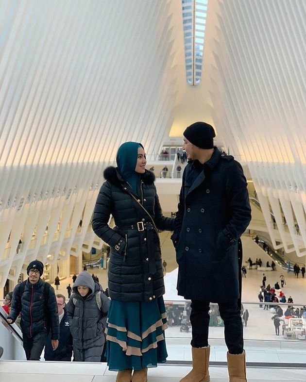 7 Gaya suami Kartika Putri ini stylish abis, beda dari biasanya