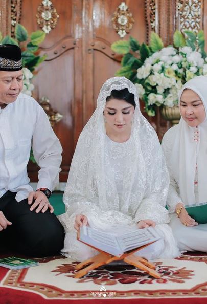 11 Momen haru pengajian dan siraman Ariska Putri jelang menikah