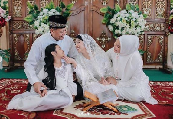 11 Momen haru pengajian dan siraman Ariska Putri jelang menikah