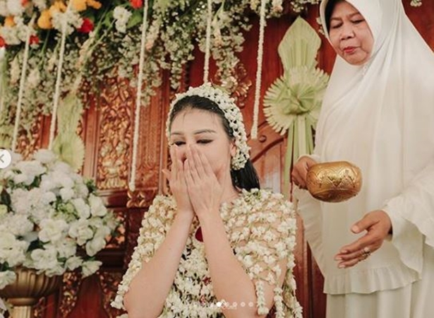11 Momen haru pengajian dan siraman Ariska Putri jelang menikah