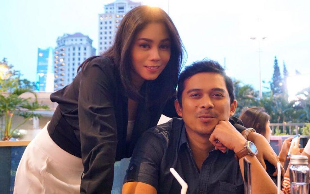 10 Potret kenangan Saphira Indah & suaminya, bikin haru