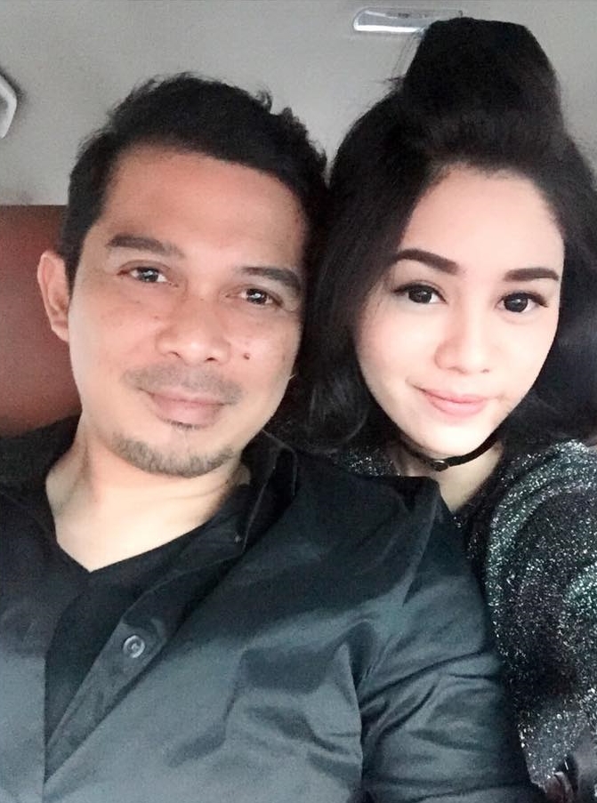 10 Potret kenangan Saphira Indah & suaminya, bikin haru