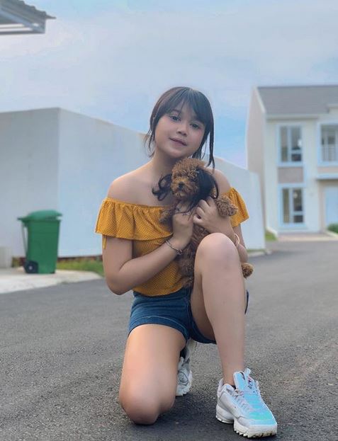 10 Potret Brisia Jodie pakai baju pamer bahu, bikin susah kedip