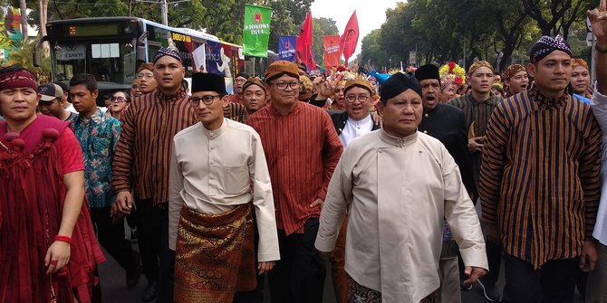 7 Momen Sandiaga Uno kenakan baju adat, pesonanya memikat
