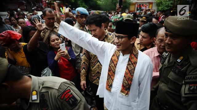 7 Momen Sandiaga Uno kenakan baju adat, pesonanya memikat