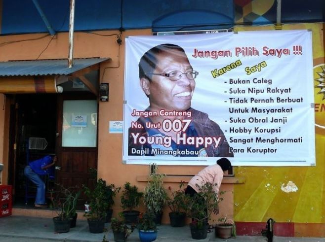 12 Nama caleg di spanduk kampanye ini mengundang senyum