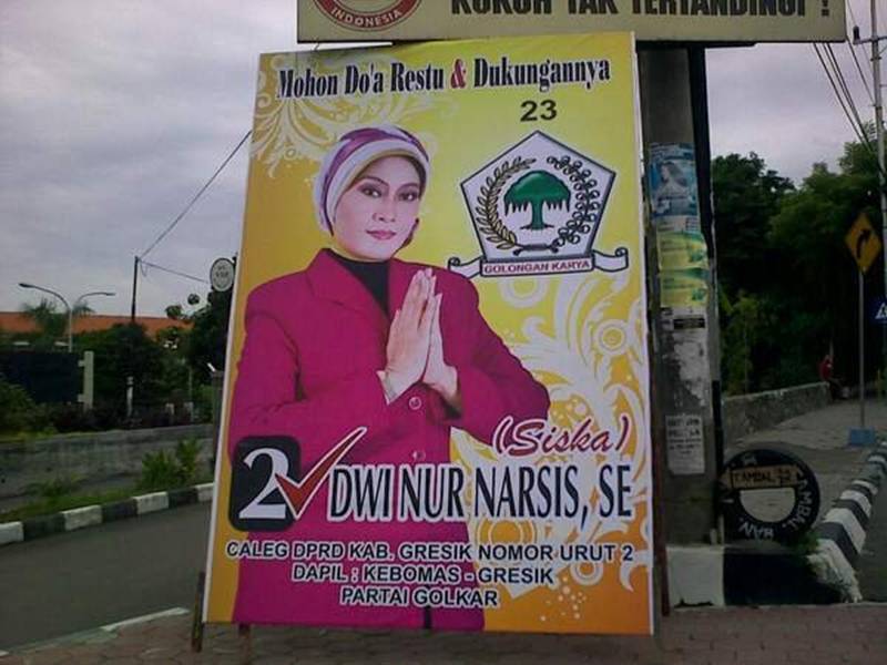 12 Nama caleg di spanduk kampanye ini mengundang senyum