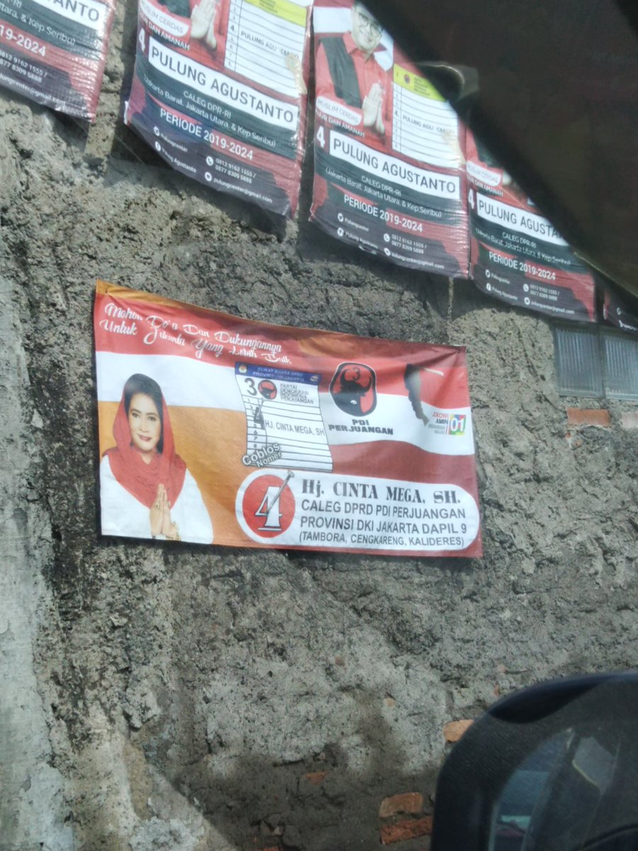 12 Nama caleg di spanduk kampanye ini mengundang senyum