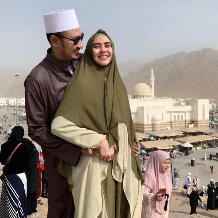 9 Momen Kartika Putri & suami pamer kemesraan di tempat publik