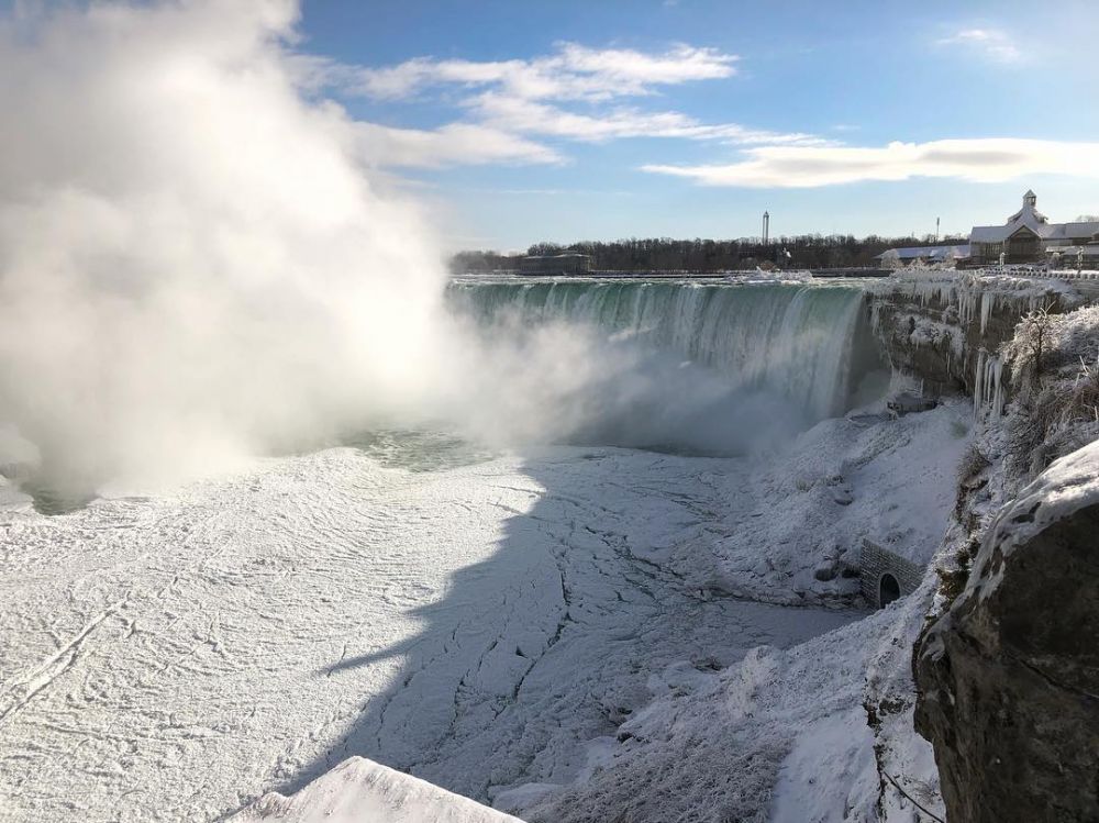 8 Potret tak biasa air terjun Niagara saat cuaca dingin ekstrem