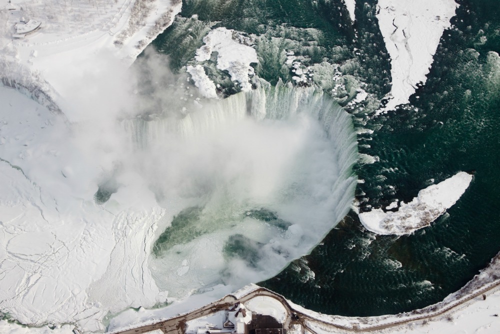 8 Potret tak biasa air terjun Niagara saat cuaca dingin ekstrem