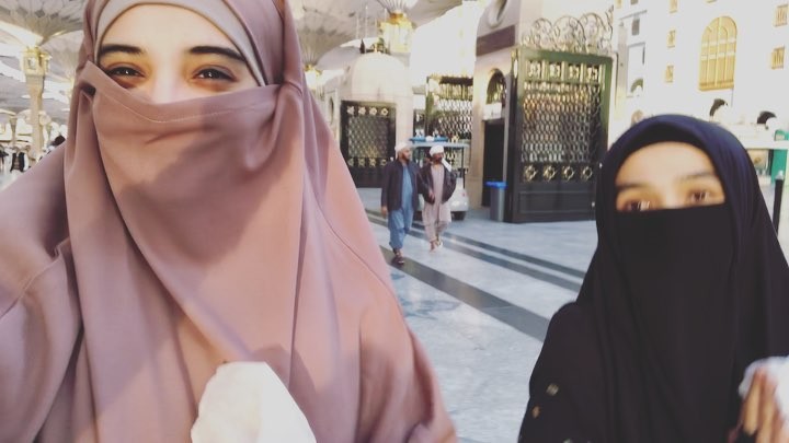 8 Potret Zaskia Sungkar saat umrah, tampil beda dengan cadar