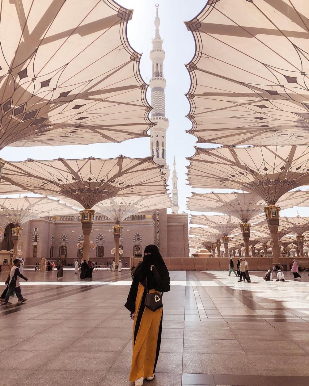 8 Potret Zaskia Sungkar saat umrah, tampil beda dengan cadar