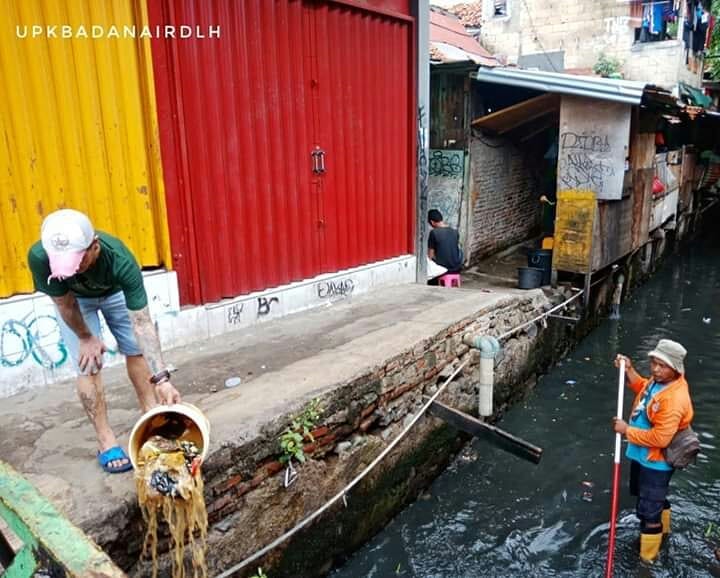 4 Aksi buang sampah sembarangan ini tak pantas ditiru