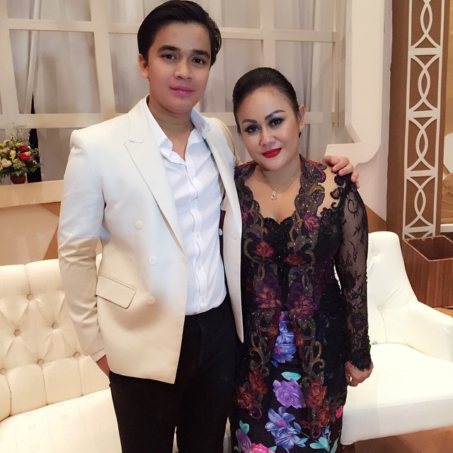 10 Gaya rambut kece Billy Syahputra, cepak hingga warna-warni