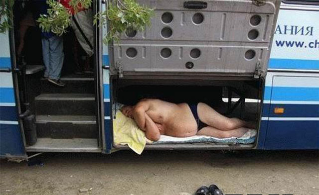12 Tingkah nyeleneh orang tidur di bus ini bikin tepuk jidat