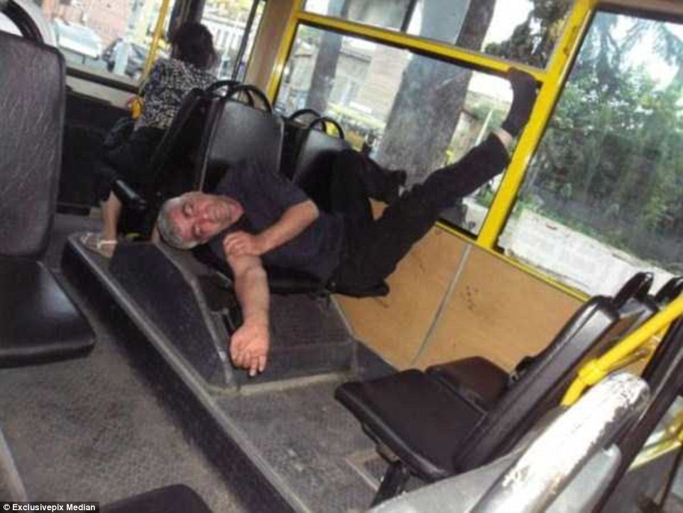 12 Tingkah nyeleneh orang tidur di bus ini bikin tepuk jidat