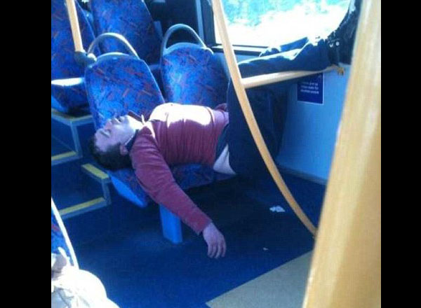 12 Tingkah nyeleneh orang tidur di bus ini bikin tepuk jidat