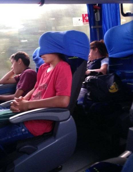 12 Tingkah nyeleneh orang tidur di bus ini bikin tepuk jidat