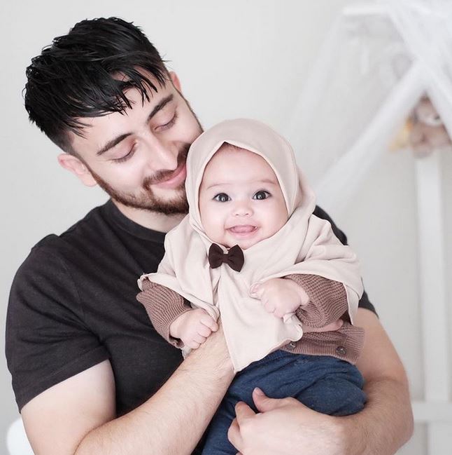 9 Potret lucu bayi artis pakai hijab, gemesnya nggak ketulungan