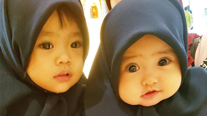 9 Potret lucu bayi artis pakai hijab, gemesnya nggak ketulungan