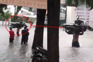 Cara pria selamatkan sepeda motor dari banjir ini bikin melongo