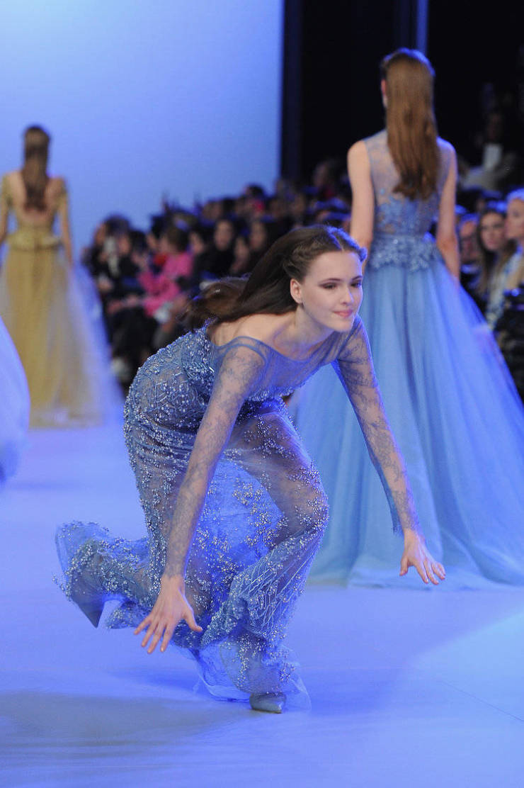 11 Momen apes model terjatuh di catwalk, sakitnya tuh di sini