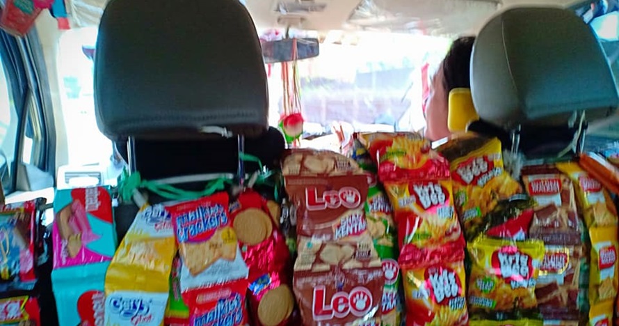 Sediakan snack gratis, alasan driver taksi online ini bikin kagum