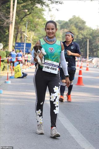 Lari maraton sambil bawa anjing tersesat, wanita ini dapat pujian