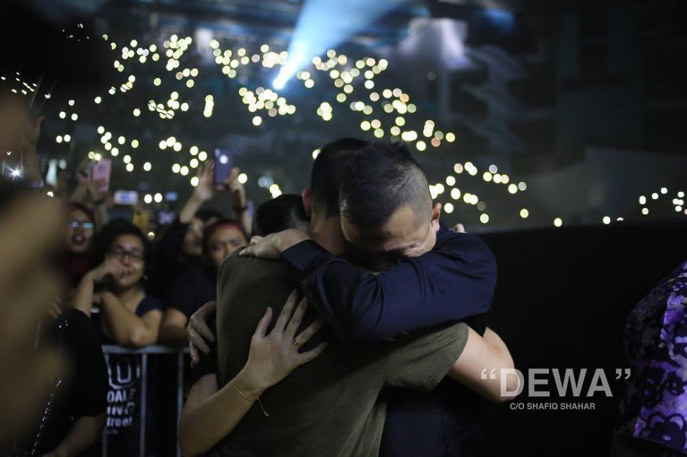 10 Potret haru konser reuni Dewa 19 di Malaysia, Al dan Dul nangis