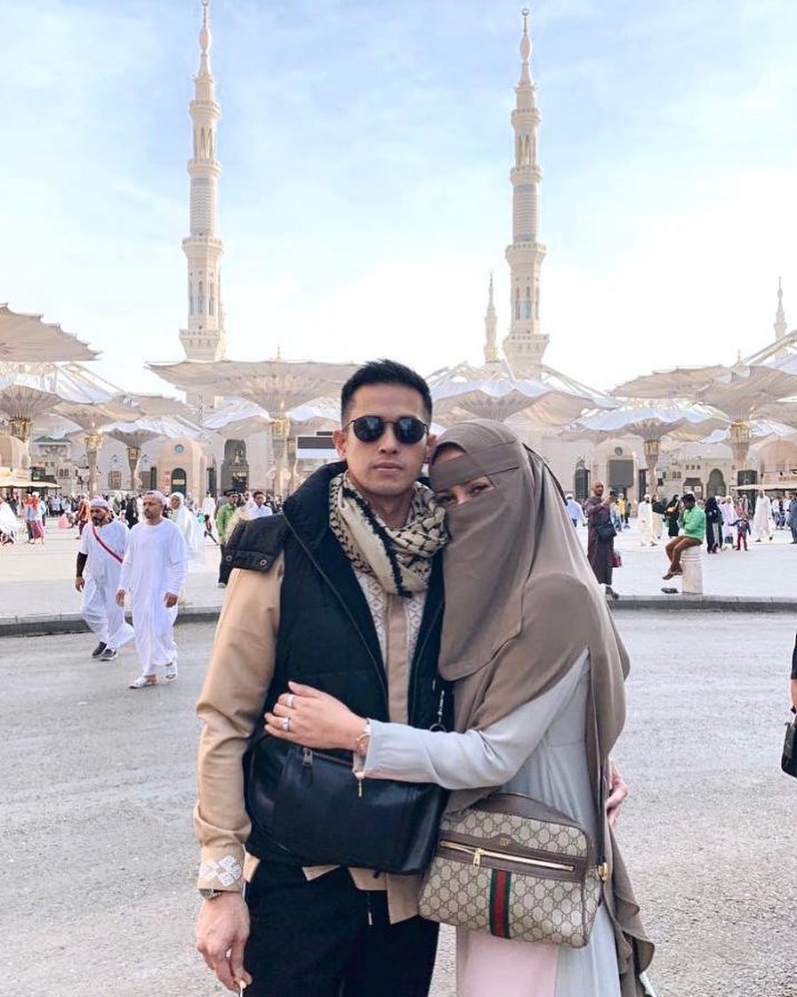 10 Momen Olla Ramlan berhijab saat umrah ini bikin pangling