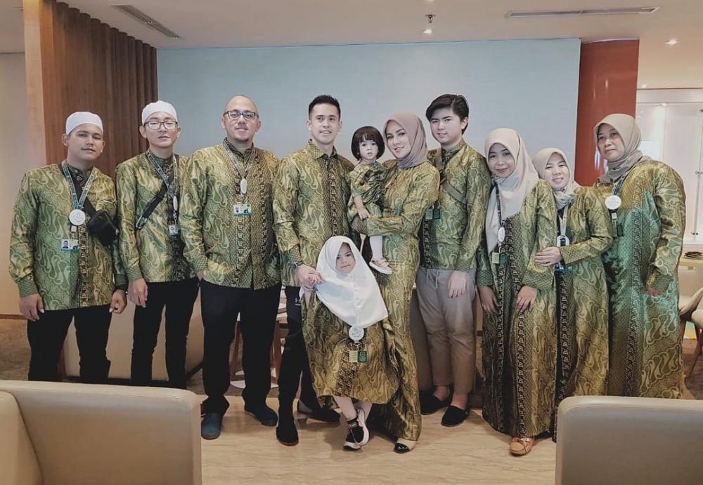 10 Momen Olla Ramlan berhijab saat umrah ini bikin pangling