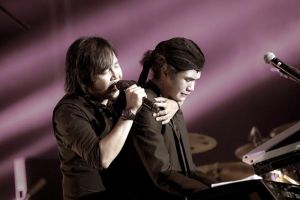 Momen Dul berurai air mata saat konser reuni Dewa 19, bikin haru