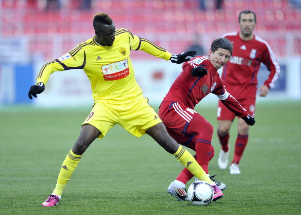 10 Pesepak bola top ini tingginya di atas 2 meter