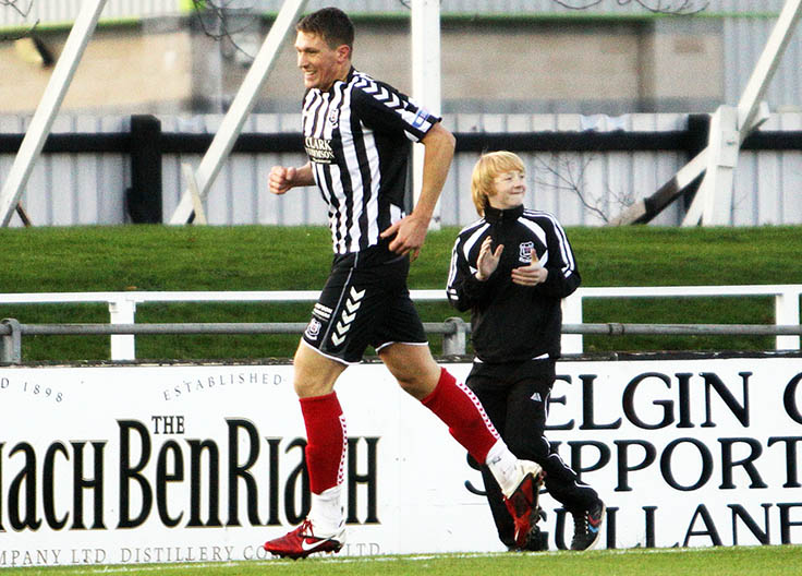 10 Pesepak bola top ini tingginya di atas 2 meter