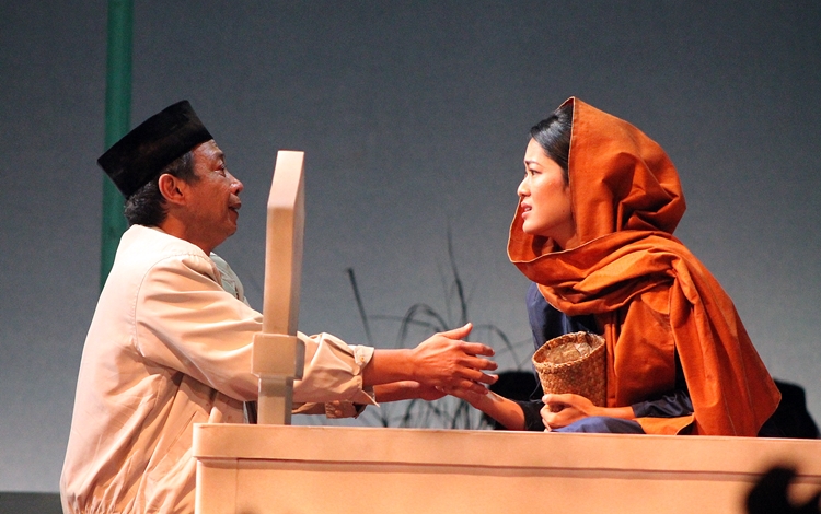 Perankan anak penyair Amir Hamzah, Prisia Nasution tampil memukau