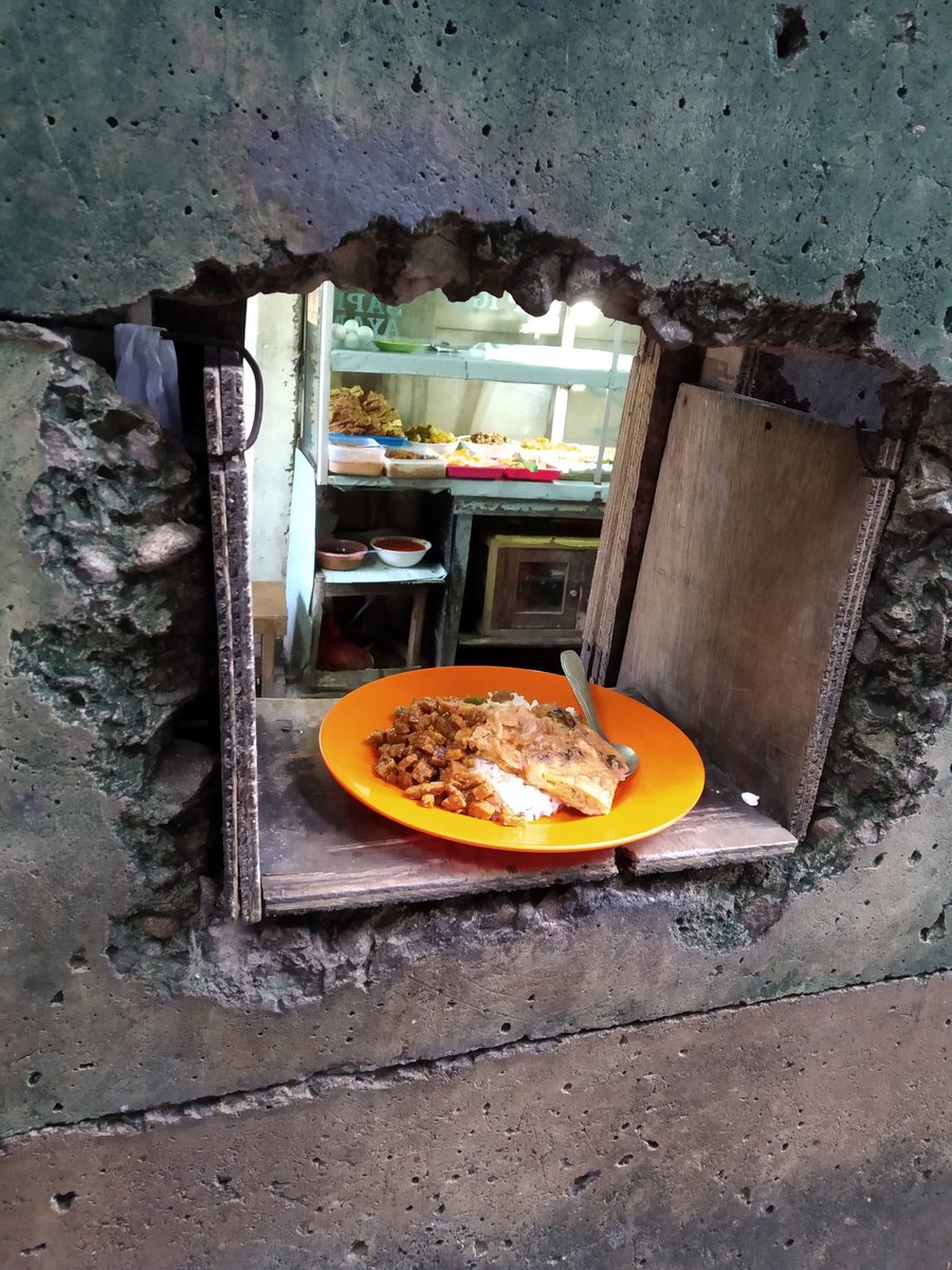 Warung nasi rames ini jualan ala drive thru, penampakannya unik
