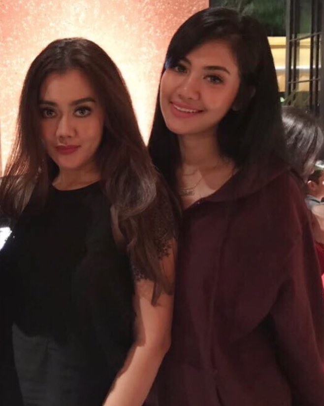 10 Potret kebersamaan Della Perez bareng kakaknya, kompak banget