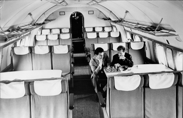 12 Potret lawas kabin pesawat, penutup jendela pakai kain