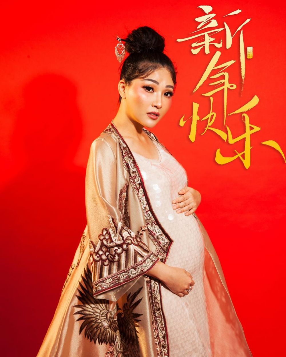 Pemotretan 8 seleb bertema tahun baru Imlek, ada yang maternity