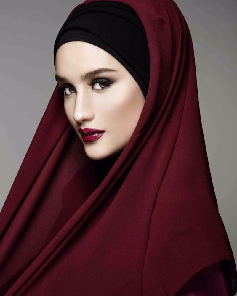 Ini 3 potret Cinta Laura kenakan hijab, bikin pangling